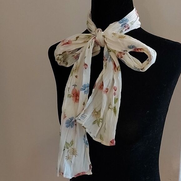 Beautiful vintage scarf  - Picture 1 of 3